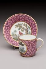 SEVRES, 1761. Tasse et sa soucoupe en porcelaine à fond...