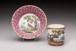 SEVRES, 1761. Tasse et sa soucoupe en porcelaine à fond...