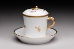 MEISSEN. Tasse couverte et sa soucoupe en porcelaine blanche à...