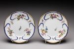 SEVRES (?). Deux petites assiettes en porcelaine tendre à feuilles...