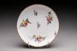 SEVRES. ASSIETTE creuse en porcelaine à décor de jetés de...