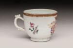 CHINE, COMPAGNIE des INDES. TASSE de mariage en porcelaine à...