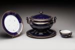 Manufacture nationale de SEVRES. Importante partie de service en porcelaine...