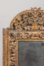 Petite MIROIR en bois sculpté à décor de feuilles d'acanthes,...