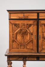 CABINET en noyer, loupe de noyer et bois noirci, ouvrant...