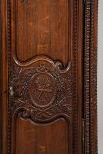 ARMOIRE en chêne, ouvrant à deux portes à faux dormant,...