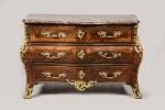 COMMODE de forme tombeau galbée toutes faces en placage de...