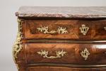 COMMODE de forme tombeau galbée toutes faces en placage de...