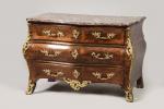 COMMODE de forme tombeau galbée toutes faces en placage de...