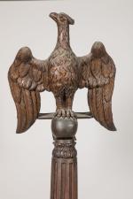 LUTRIN en noyer sculpté en ronde-bosse d'un aigle aux ailes...