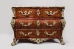 COMMODE tombeau en placage de bois de rose et palissandre,...