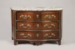 COMMODE de forme tombeau galbée toutes faces en placage de...