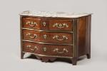 COMMODE de forme tombeau galbée toutes faces en placage de...