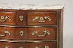 COMMODE de forme tombeau galbée toutes faces en placage de...