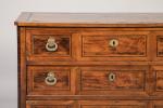 COMMODE en noyer, placage de loupe de noyer et bois...