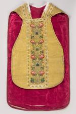 CHASUBLE violonée en brocard de fil d'or et soie polychrome,...