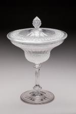 BACCARAT (?). Grande COUPE couverte sur piédouche en cristal taillé...