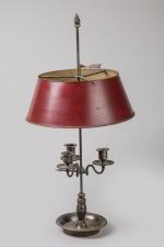 LAMPE bouillotte en bronze argenté, à trois bras de lumière,...