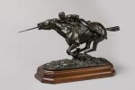 Edmond DRAPPIER (XIXème - XXème siècle). Cavalier chargeant. Bronze à...