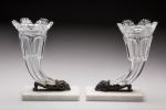 BACCARAT ? Paire de VASES de forme rhyton en cristal...