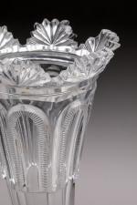 BACCARAT ? Paire de VASES de forme rhyton en cristal...