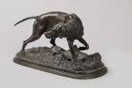 D'après Pierre-Jules MENE (1810-1879). Chien de chasse à l'arrêt. Bronze...