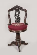 CHAISE de harpiste en noyer, assise circulaire pivotante à fond...