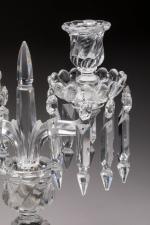 BACCARAT. Paire de CANDELABRES en cristal moulé et taillé, le...