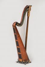 ERARD. HARPE en bois partiellement redoré et polychrome, colonne à...