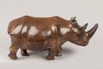 RHINOCEROS en bois exotique sculpté en ronde-bosse. 33 x 16...