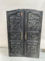 PAIRE de PORTES d'armoire en bois mouluré, sculpté et ...