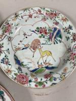 COMPAGNIE des INDES. 
Paire d'ASSIETTES en porcelaine à décor de...