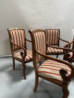 Suite de quatre FAUTEUILS, crosse en bois naturel sculpté. Style...