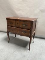 COMMODE sauteuse en bois sculpté à deux tiroirs, pieds galbés....