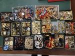 Important lot de BIJOUX fantaisie : Broches, colliers bagues bracelets...