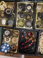 Important lot de BIJOUX fantaisie : Broches, colliers bagues bracelets...