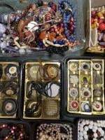 Important lot de BIJOUX fantaisie : Broches, colliers bagues bracelets...