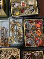 Important lot de BIJOUX fantaisie : Broches, colliers bagues bracelets...