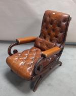 FAUTEUIL de repos CHESTERFIELD en bois teinté et simili cuir...