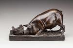 Giovanni VARLESE." Cochon récurant sa gamelle ". Bronze à patine...