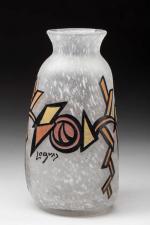 LEGRAS. Vase de forme pansue en verre marbré rose à...