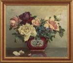 Irène KLESTOVA (1908-1989). 
Roses dans une porcelaine. 
Huile sur carton.
Signé...