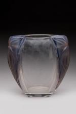 Lalique France
Vase modèle « Clématites » en verre moulé pressé...