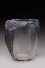 Lalique France
Vase modèle « Clématites » en verre moulé pressé...