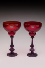 Daum et Salvador Dali (1904-1989)
Deux verres rouges sur pied à...