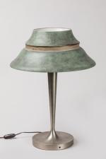 Jean Perzel (1892-1986)
Lampe de table à piétement en métal chromé...