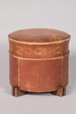 André Sornay (1902-2000)
Tabouret de forme cylindrique en cuir marron reposant...