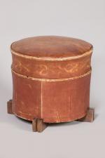 André Sornay (1902-2000)
Tabouret de forme cylindrique en cuir marron reposant...