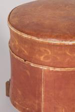 André Sornay (1902-2000)
Tabouret de forme cylindrique en cuir marron reposant...