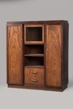 André Sornay (1902-2000)
Armoire en bois exotique et noyer teinté ouvrant...